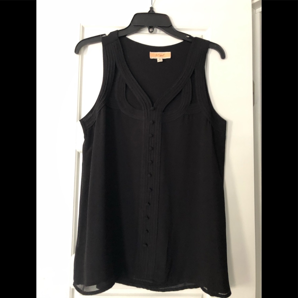 Sleeveless blouse with cutout at décolletage